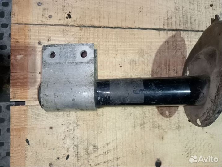 Амортизатор передний Пежо Партнер / 824904004098