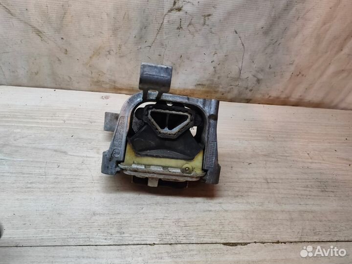 Опора двигателя правая Skoda Octavia A7