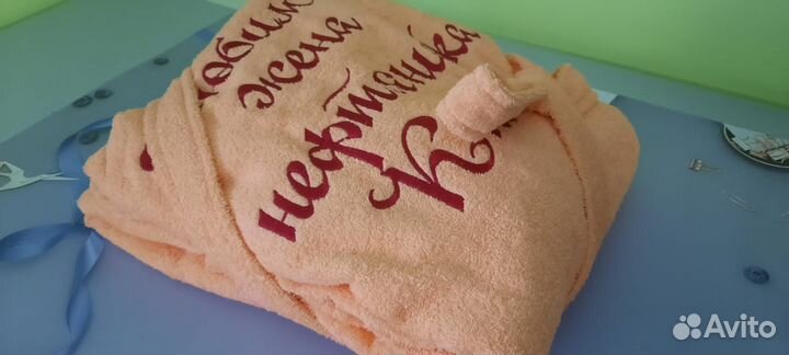 Персиковый халат с индивидуальной вышивкой