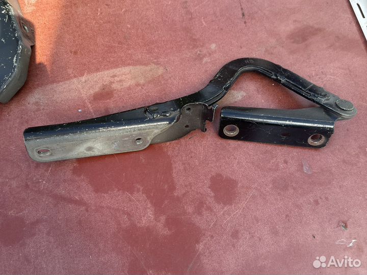 Петля капота правая для Nissan Patrol (Y61)