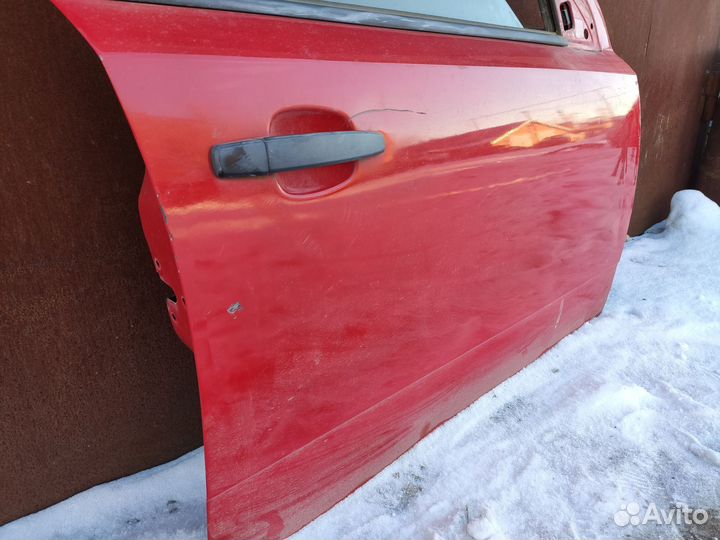 Дверь передняя правая Opel Astra H красная дефекты