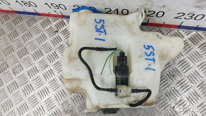 Бачок омывателя на Volkswagen Golf 4