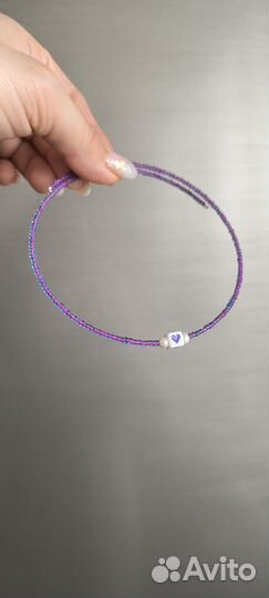 Фиолетовый чокер с сердечком на белом фоне