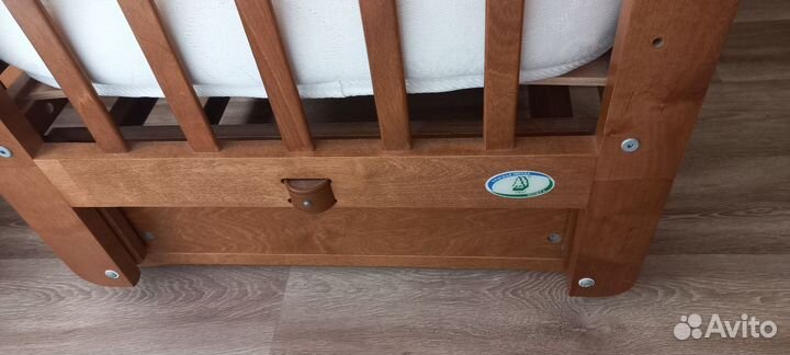 Детская кроватка с поперечным маятником