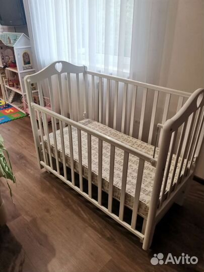 Детская кроватка с продольным маятником