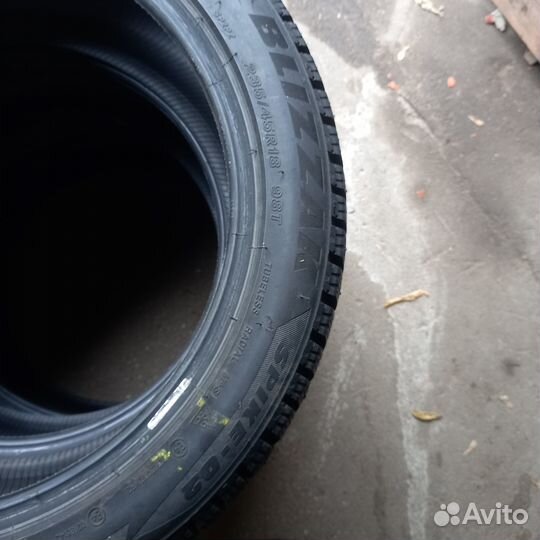 Bridgestone Blizzak Spike-02 235/45 R18 98T