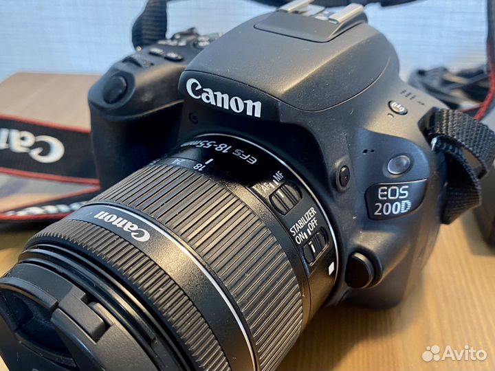 Зеркальный фотоаппарат Canon EOS 200d