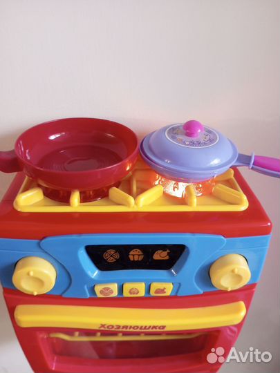 Игрушечная плита. б/у, свет, звук.Бонусом утварь