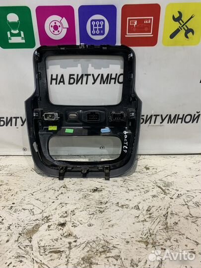 Рамка магнитолы Renault Duster