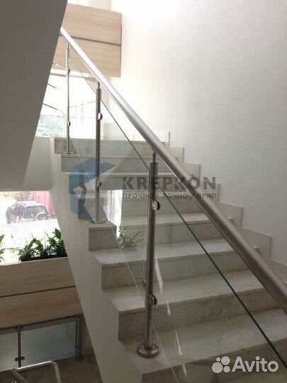 Стеклянное ограждение (перила)