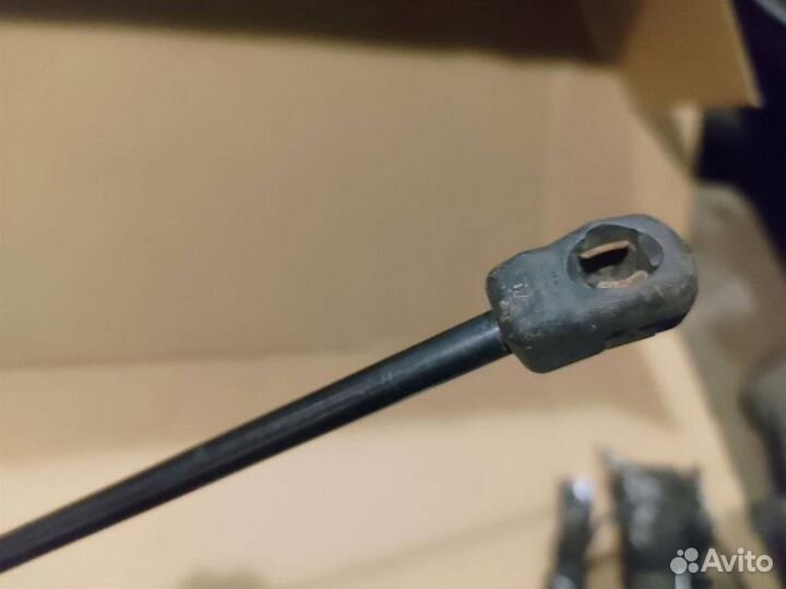 Амортизатор капота volkswagen Passat CC 2008