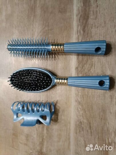 Набор расчесок и заколка времён СССР