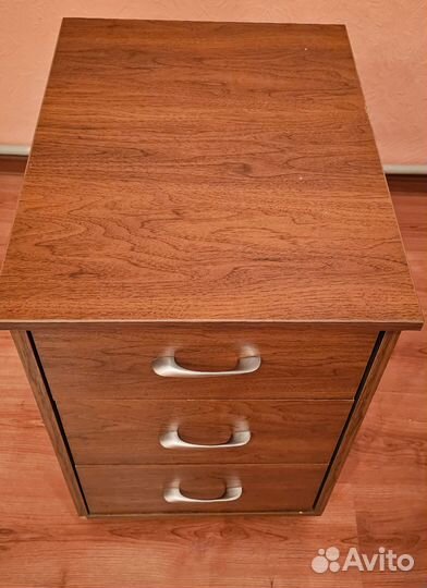 Тумба офисная выкатная с замком