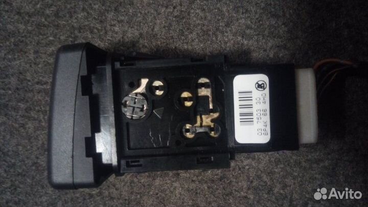 Кнопка включения аварийной остановки Mazda Axela