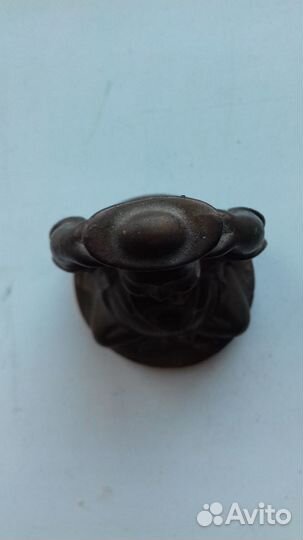 Хотей с золотым слитком на поднятых руках, бронзов