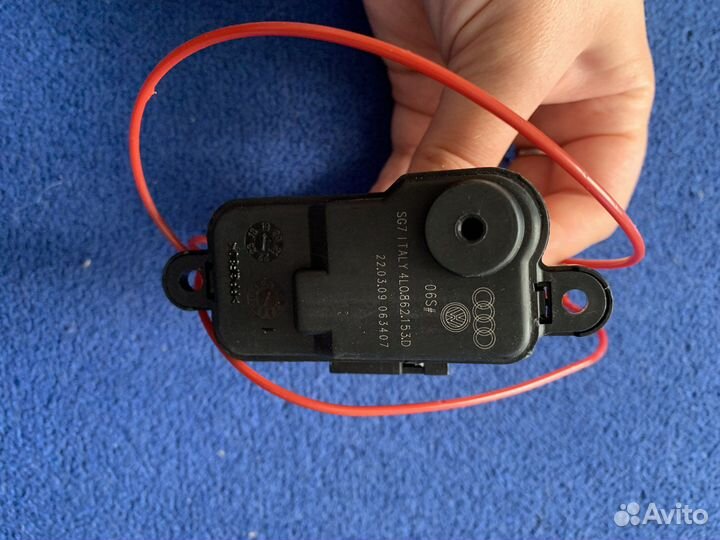 Привод замка люка бензобака 4L0 862 153 D