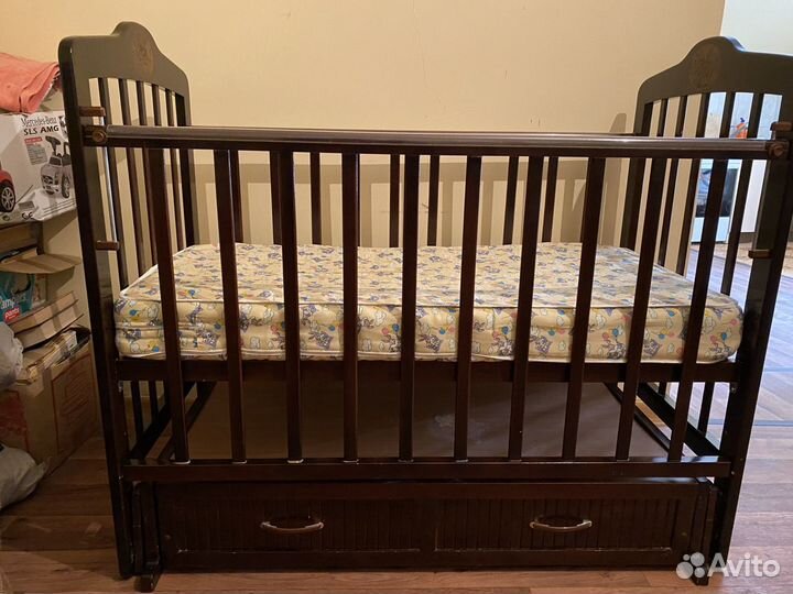 Детская кроватка с маятником и ящиком