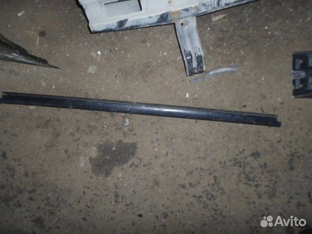 Уплотнитель стекла переднего левого LADA Largus 20