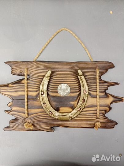 Деревянное панно с подковой