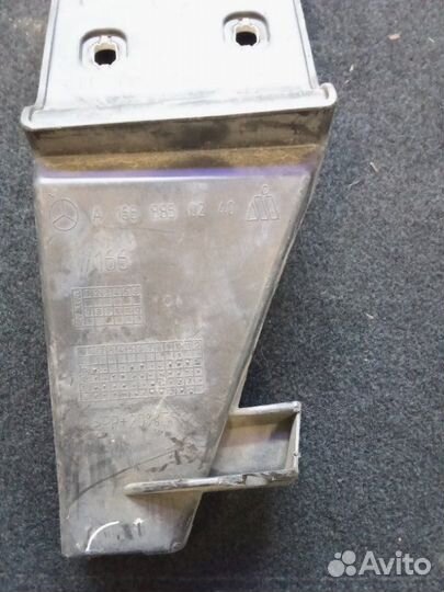 Крепление бампера переднее правое Mercedes-Benz