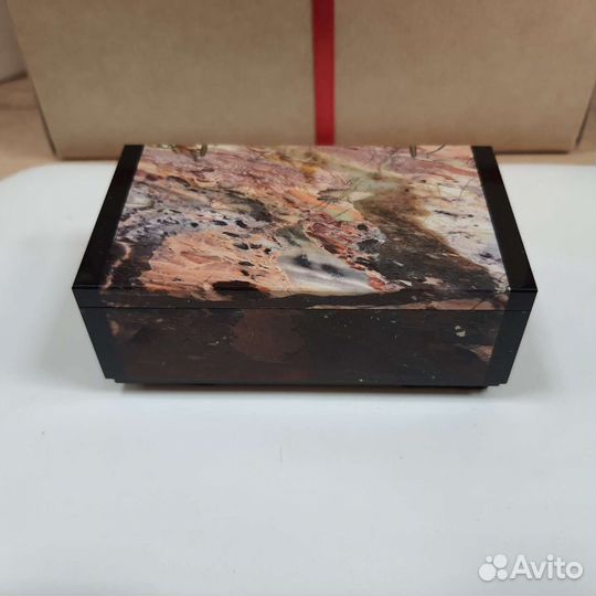 Шкатулка из яшмы
