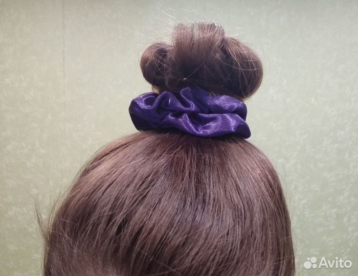 Фиолетова объёмная атласная резинка для волос