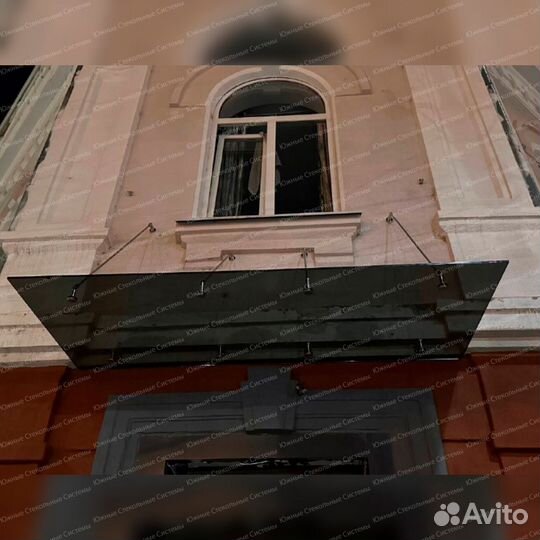 Стеклянный козырек над входом