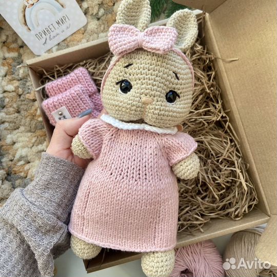 Вязаный зайка и носки