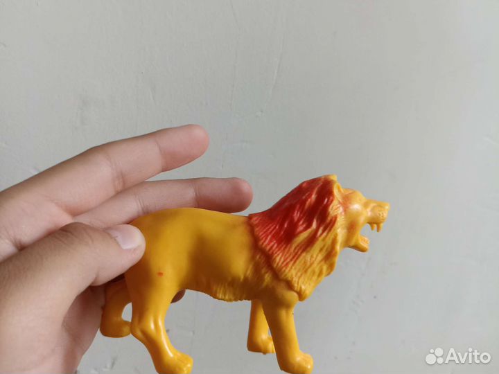 Игрушечный лев пластиковый