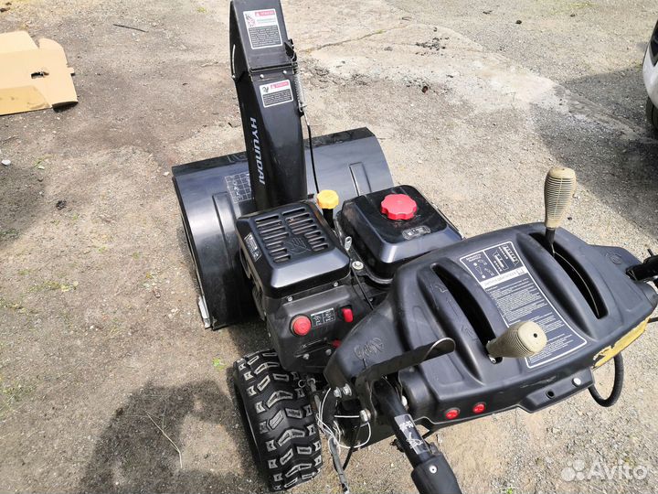 Снегоуборщик бензиновый Hyundai S 1170 б/у