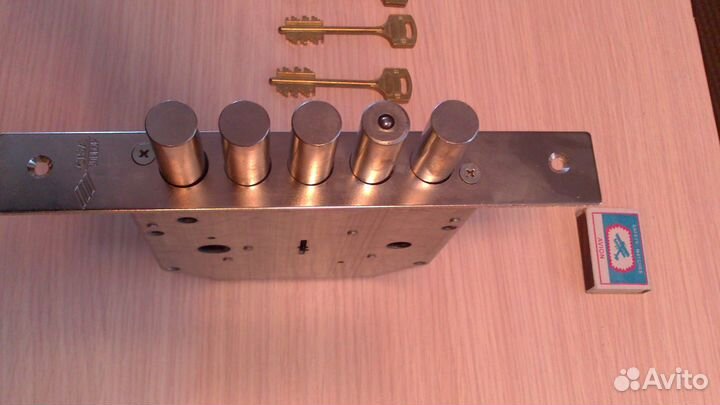 Замок дверной