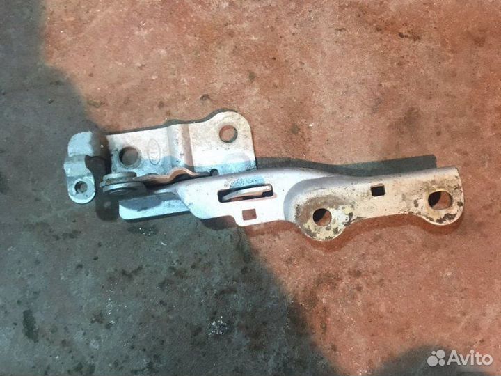 Петля капота левая Kia Cerato 1