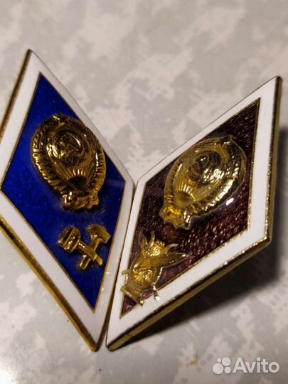 Значки об оконч.института- 