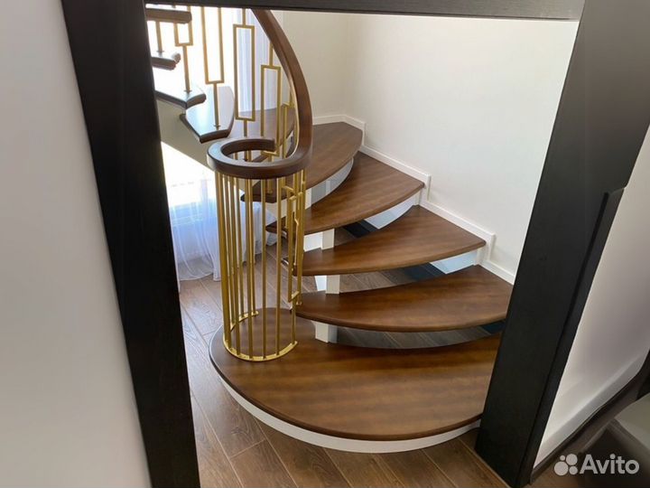 Деревянная лестница на второй этаж