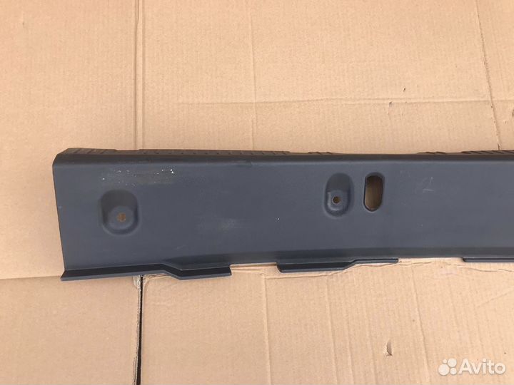 Nissan Primera P12 накладка замка багажника