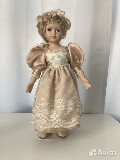 Кукла коллекционная фарфоровая на подставке