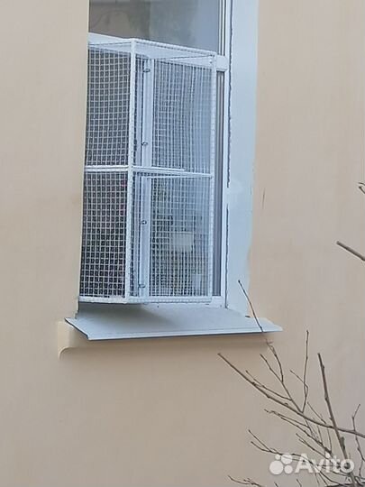 Балкон для маленьких пород собак и кошек на окно