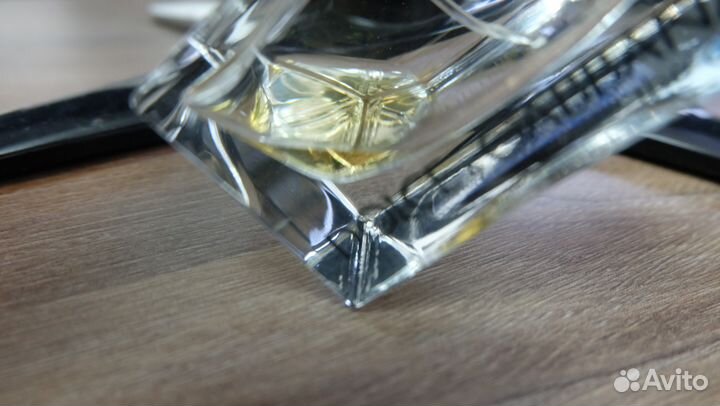 Флаконы с остатками парфюма от Dior и Dolce Gabban