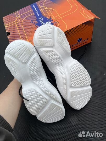 Новые кроссовки черные женские 37