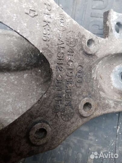 Кронштейн двигателя правый Audi A6 C6 BDW