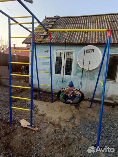 Уличный спорткомплекс с гнездом