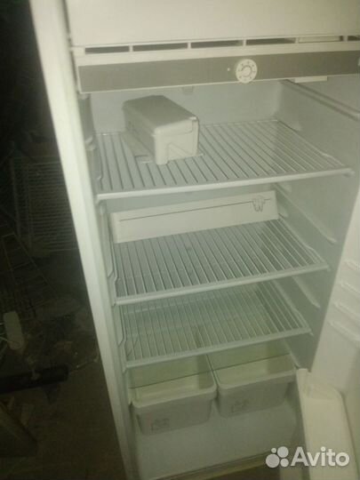 Холодильник Бирюса 140 см. чистый. современный