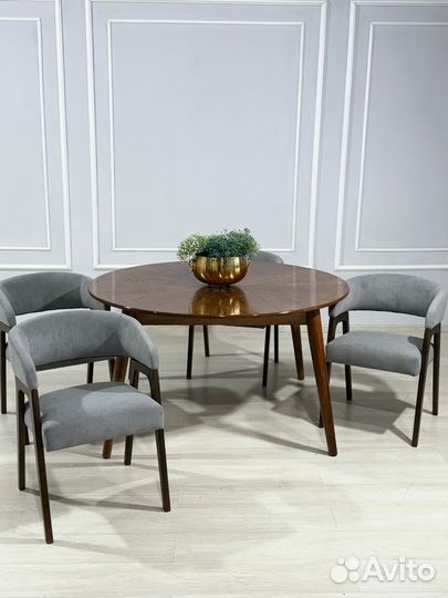 Стол и стулья в гостиную. В наличии