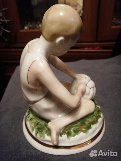 Фарфоровая статуэтка. Юный футболист