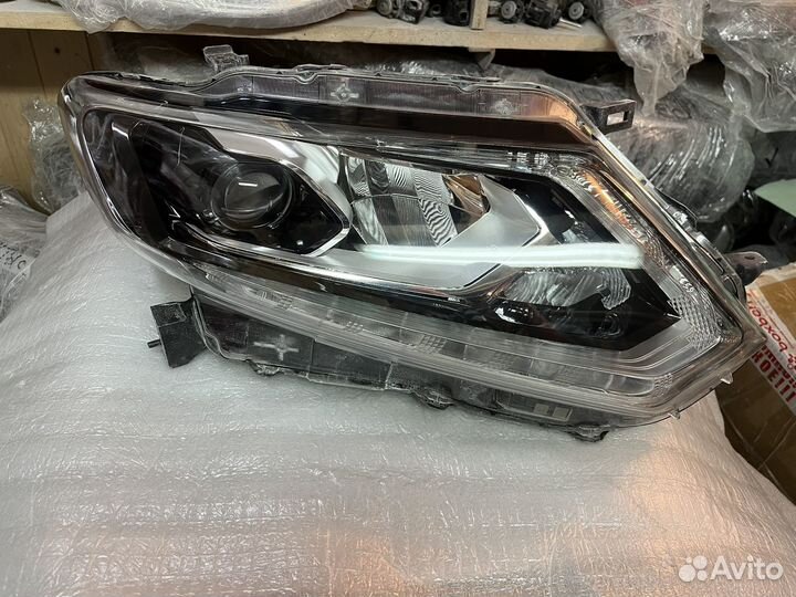 Фара правая Nissan X-Trail T32 LED