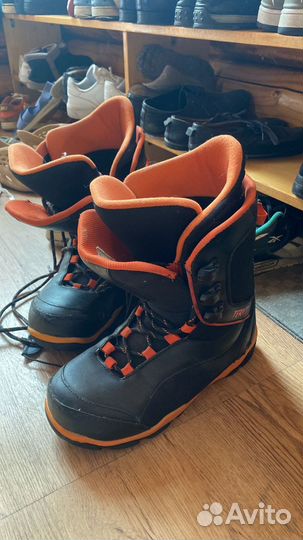 Сноуборд и ботинки