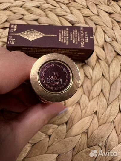 Charlotte tilbury помада The Queen