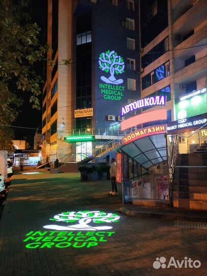 Гобо проектор реклама на тротуаре и фасаде здания