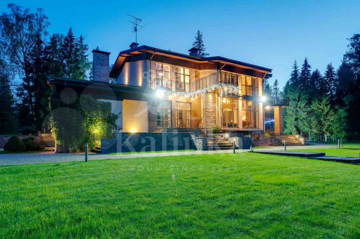 Дом 1100 м² на участке 1,3 га