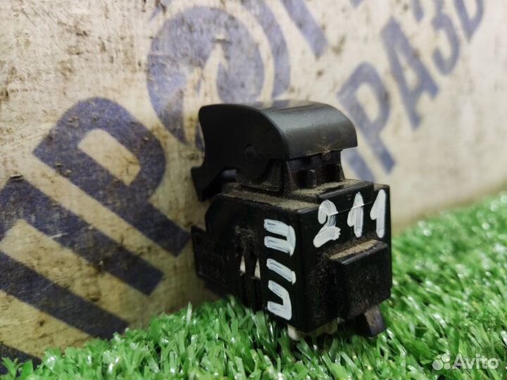 Кнопка стеклоподъемника передняя правая Toyota